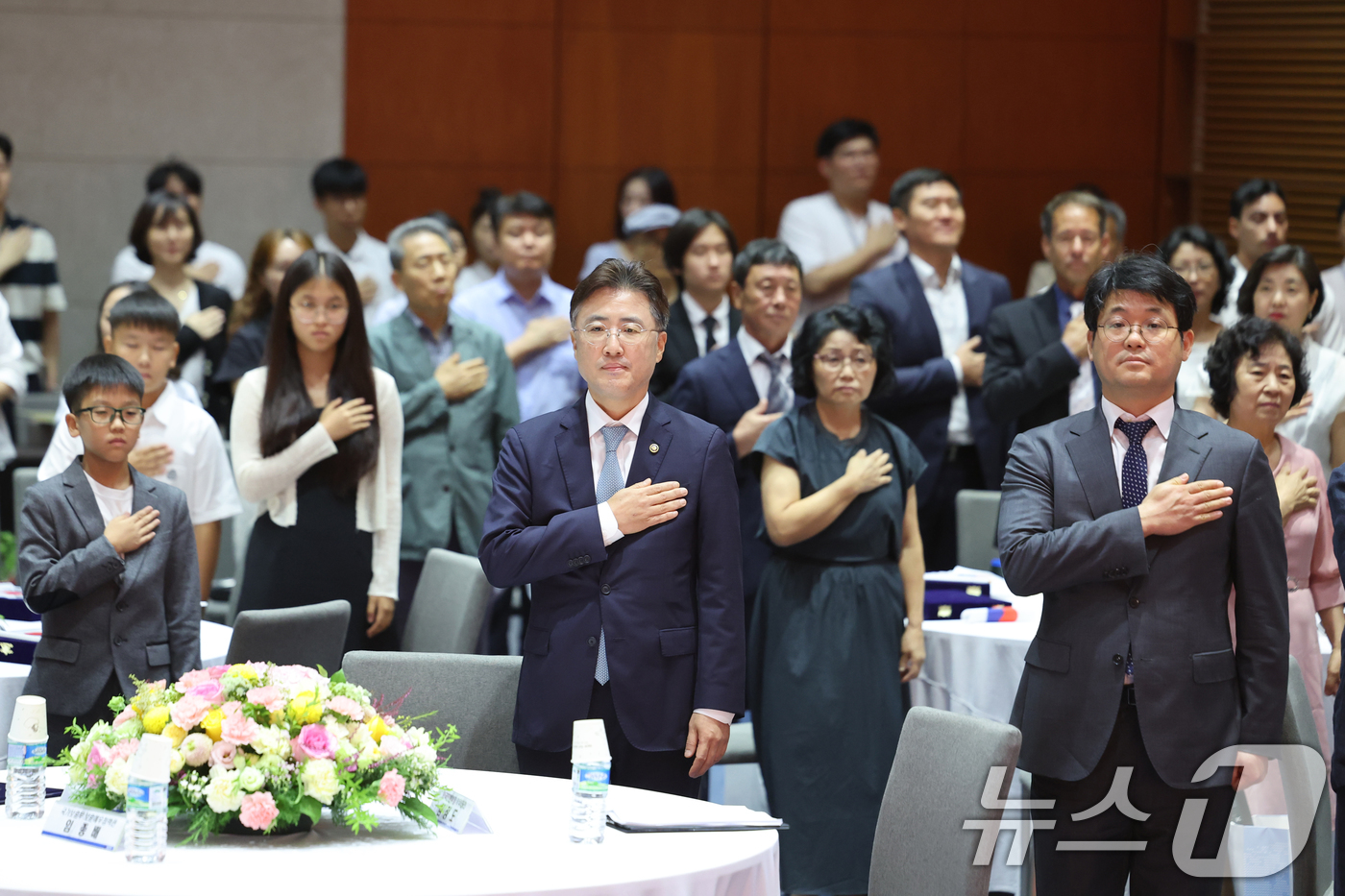 (서울=뉴스1) 황기선 기자 = 이진수 법무부 차관이 12일 오후 서울 용산구 백범김구기념관에서 열린 '제80년 광복절 기념 독립유공자 후손 대한민국 국적증서 수여식'에서 국민의례 …