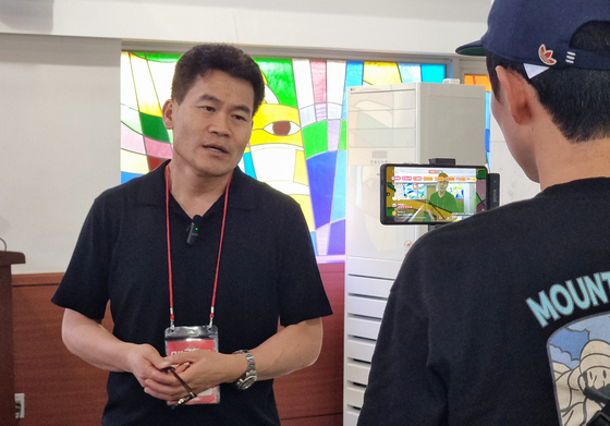 부산 유엔기념공원서 라이브 방송하는 전한길