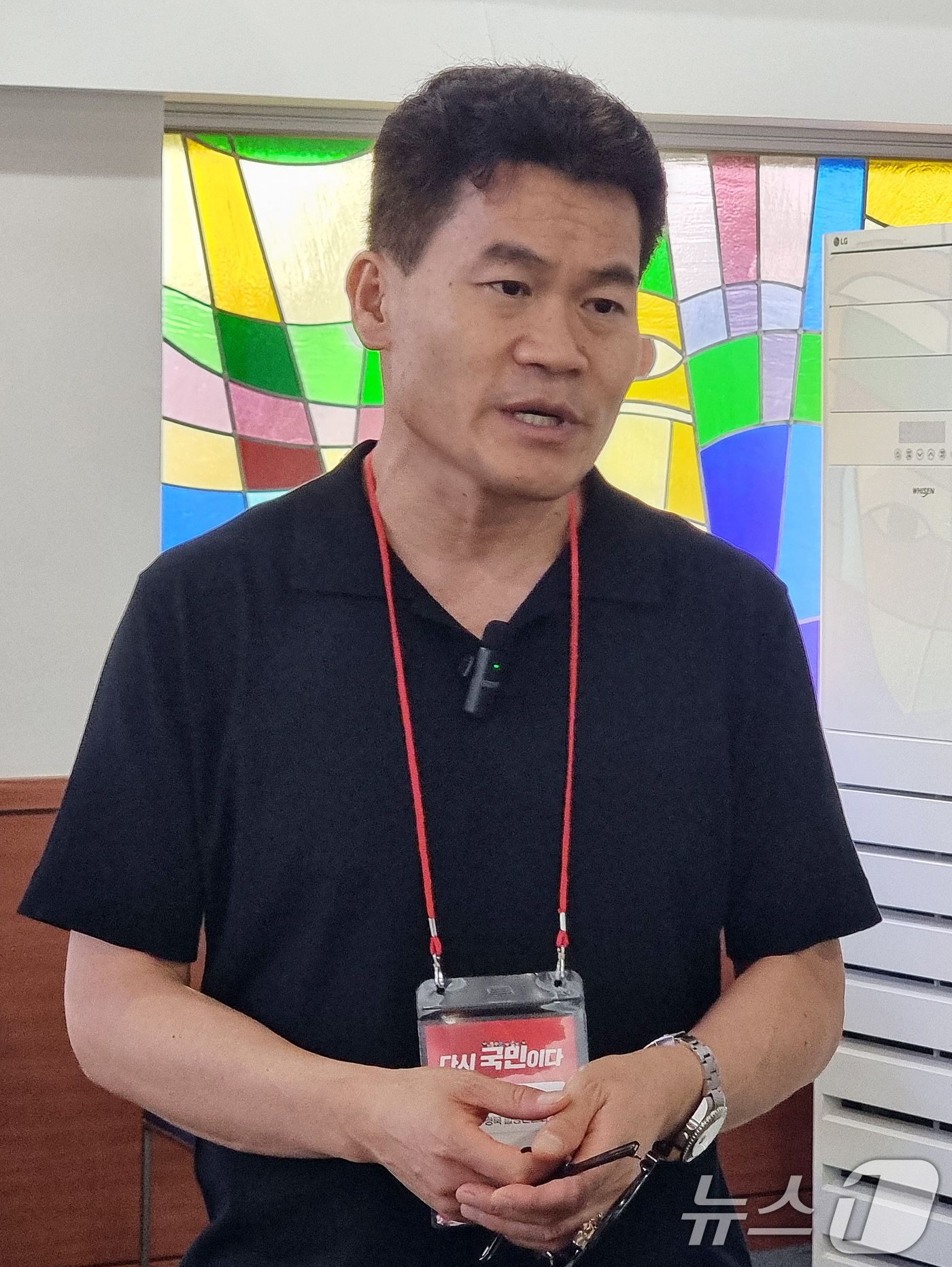 (부산=뉴스1) 임순택 기자 = 국민의힘 전당대회 합동연설회 야유 사태를 일으킨 전한길 씨가 12일 오후 부산 남구 유엔기념공원에서 유튜브 라이브 방송을 진행하고 있다. 2025. …