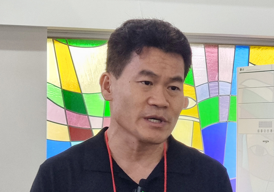 부산 유엔기념공원서 라이브 방송하는 전한길