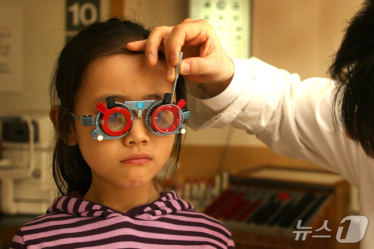 본문 이미지 - 소아 시력 문제를 예방하기 위해서는 부모의 적극적인 관리가 필요하다. 전문가들은 정기적인 시력 검사&#40;3세, 6세, 초등학교 입학 전 필수&#41;, 스마트폰 사용 시간제한&#40;하루 1시간 이내&#41;, 독서와 학습을 할 때 충분한 조명 유지, 하루 최소 2시간 이상 야외 활동을 권장하고 있다. &#40;인제대학교 일산백병원 제공&#41;