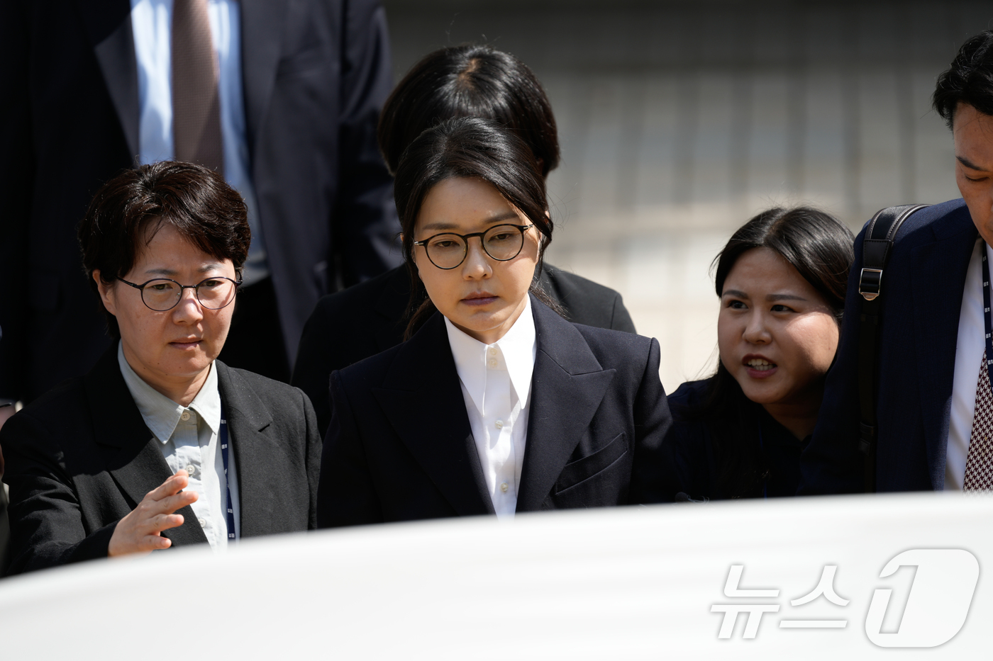 (서울=뉴스1) 사진공동취재단 = 윤석열 전 대통령 부인 김건희 여사가 12일 오후 서울 서초구 서울중앙지법에서 열린 구속 전 피의자 심문(영장실질심사)을 마치고 법원을 나서고 있 …