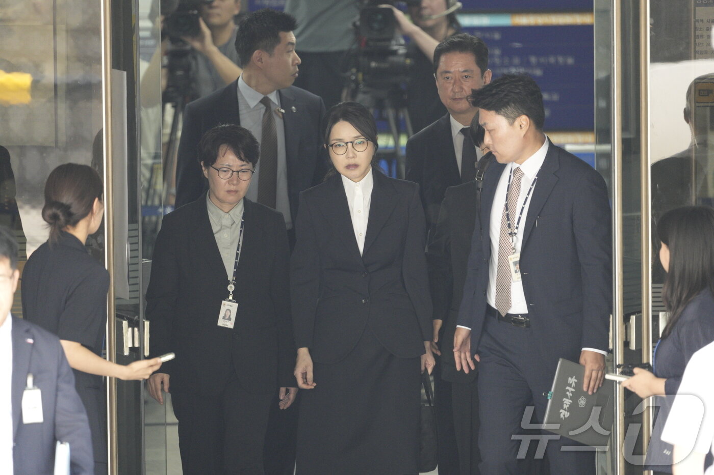 본문 이미지 - 윤석열 전 대통령 부인 김건희 여사가 12일 오후 서울 서초구 서울중앙지법에서 열린 구속 전 피의자 심문(영장실질심사)을 마치고 법원을 나서고 있다. 2025.8.12/뉴스1 ⓒ News1 사진공동취재단