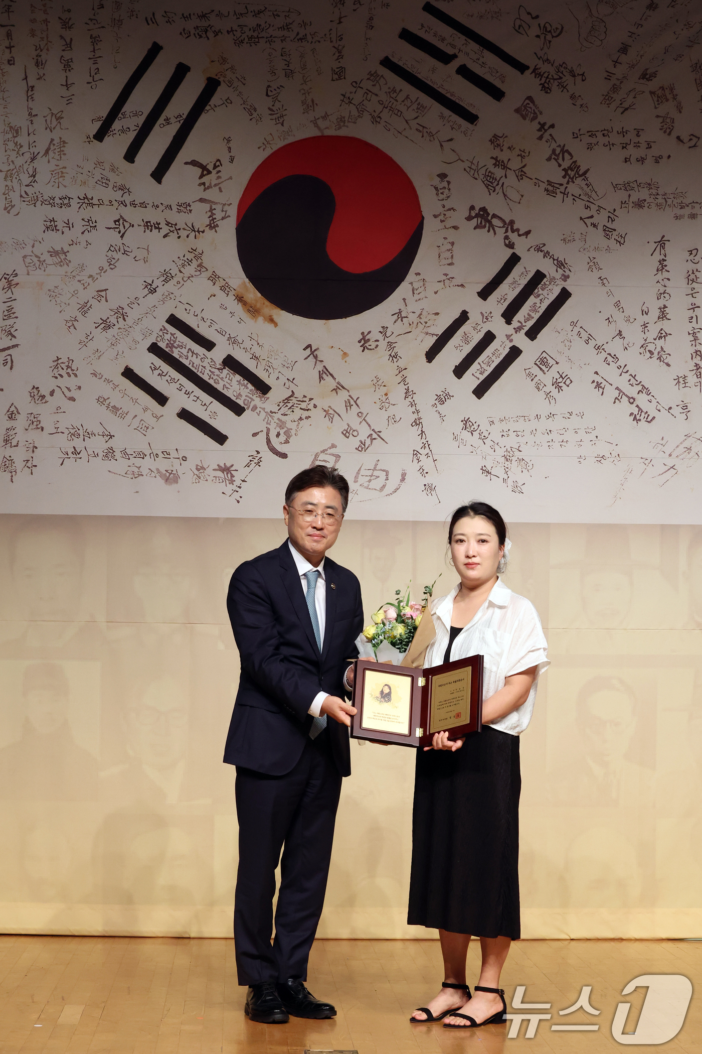 (서울=뉴스1) 황기선 기자 = 박찬익 선생 현손녀 차준옥씨가 12일 오후 서울 용산구 백범김구기념관에서 열린 '제80년 광복절 기념 독립유공자 후손 대한민국 국적증서 수여식'에서 …