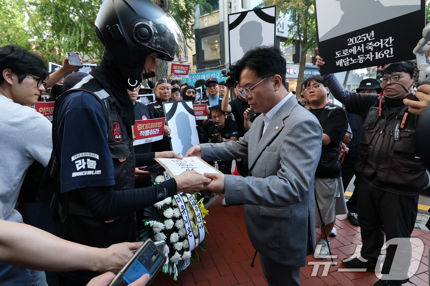 (서울=뉴스1) 오대일 기자 = 김영훈 고용노동부 장관이 12일 오후 서울 중구 민주노총에서 열린 간담회에 앞서 라이더유니온 조힙원들로부터 배달노동자 산재 사고 대책을 촉구하는 서 …