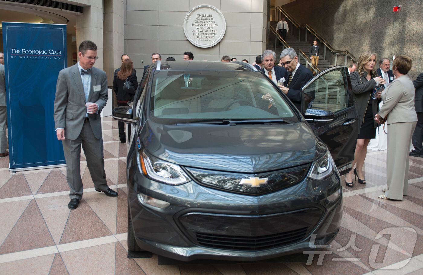 본문 이미지 - 2017년 2월 미국 워싱턴 DC에 당시 처음 출시된 제너럴모터스&#40;GM&#41;의 소형 전기차 모델 &#39;볼트&#39;가 전시된 모습. 2025.02.28. ⓒ AFP=뉴스1 ⓒ News1 김성식 기자