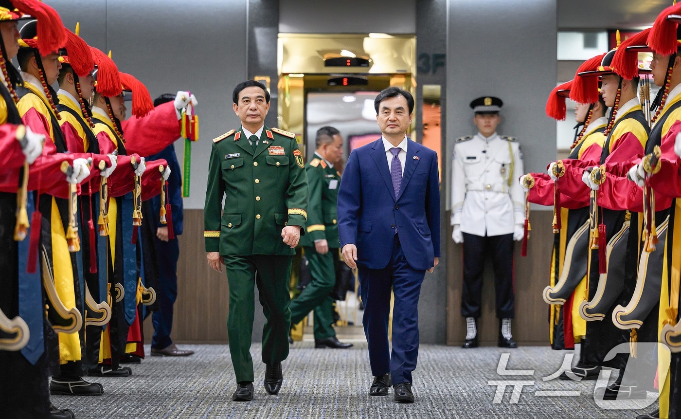 (서울=뉴스1) = 안규백 국방부 장관이 12일 서울 용산구 국방부에서 방한 중인 판 반 장 베트남 국방부 장관과 환영행사에 입장하고 있다. (국방부 제공. 재판매 및 DB 금지) …