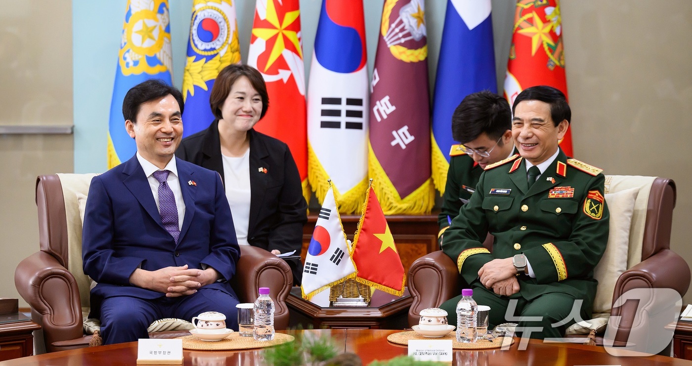 (서울=뉴스1) = 안규백 국방부 장관이 12일 서울 용산구 국방부에서 방한 중인 판 반 장 베트남 국방부 장관과 회담을 갖고 있다. (국방부 제공. 재판매 및 DB 금지) 202 …