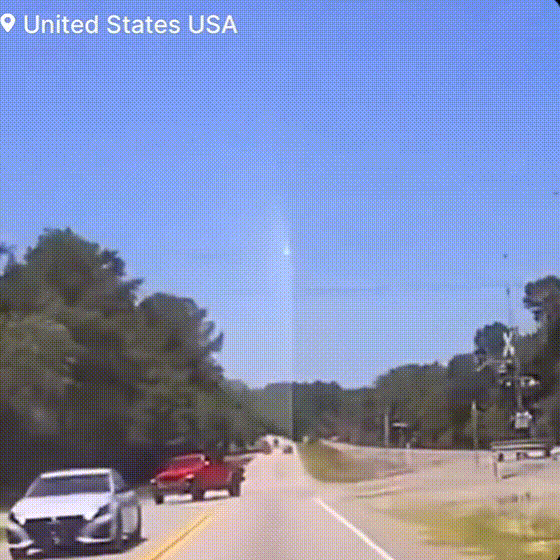 본문 이미지 - 6월 26일 대낮에 조지아주 맥도너시의 한 가정집에 약 23g의 운석이 떨어졌다. (사진 소셜미디어 엑스 사용자 @JustRelaxEvery1 캡쳐)