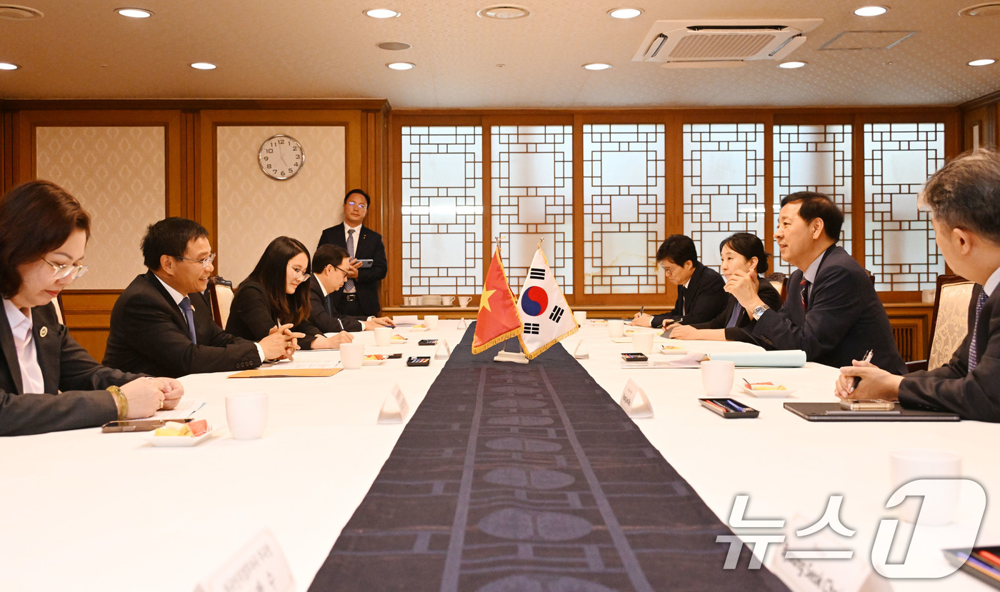 (서울=뉴스1) = 구윤철 경제부총리 겸 기획재정부 장관이 12일 서울 종로구 정부서울청사에서 '한-베트남 확대정상회담' 참석차 방한한 응우옌 반 탕 베트남 재무장관과 면담을 나누 …