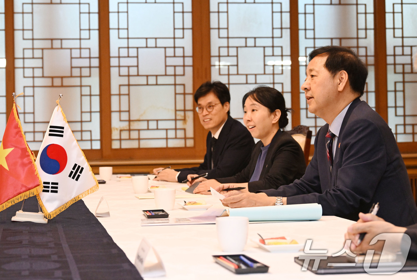 (서울=뉴스1) = 구윤철 경제부총리 겸 기획재정부 장관이 12일 서울 종로구 정부서울청사에서 '한-베트남 확대정상회담' 참석차 방한한 응우옌 반 탕 베트남 재무장관과 면담을 나누 …