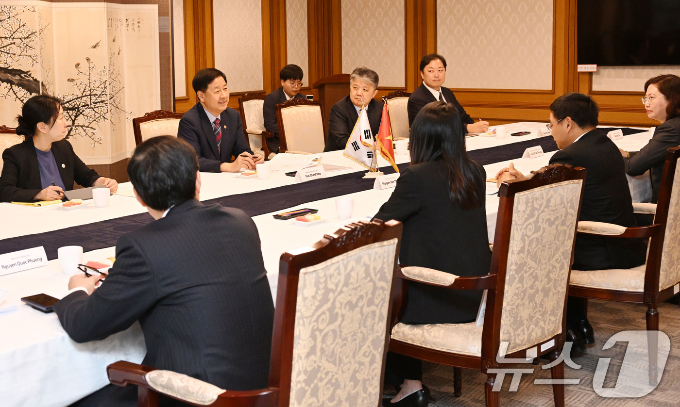 (서울=뉴스1) = 구윤철 경제부총리 겸 기획재정부 장관이 12일 서울 종로구 정부서울청사에서 '한-베트남 확대정상회담' 참석차 방한한 응우옌 반 탕 베트남 재무장관과 면담을 나누 …