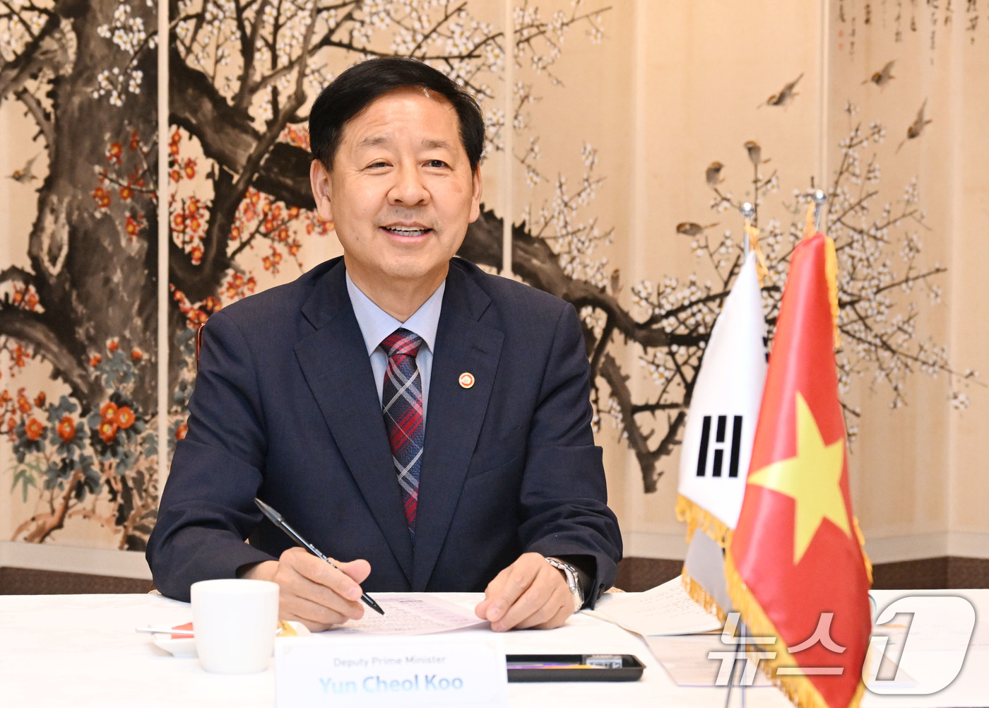 (서울=뉴스1) = 구윤철 경제부총리 겸 기획재정부 장관이 12일 서울 종로구 정부서울청사에서 '한-베트남 확대정상회담' 참석차 방한한 응우옌 반 탕 베트남 재무장관과 면담을 나누 …