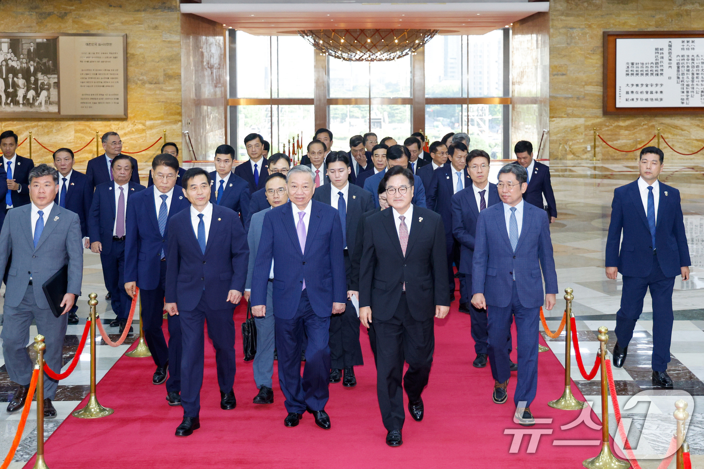 (서울=뉴스1) 안은나 기자 = 우원식 국회의장이 12일 서울 여의도 국회에서 또 럼(To Lam) 베트남 당서기장을 영접, 함께 접견실로 향하고 있다. 2025.8.12/뉴스1