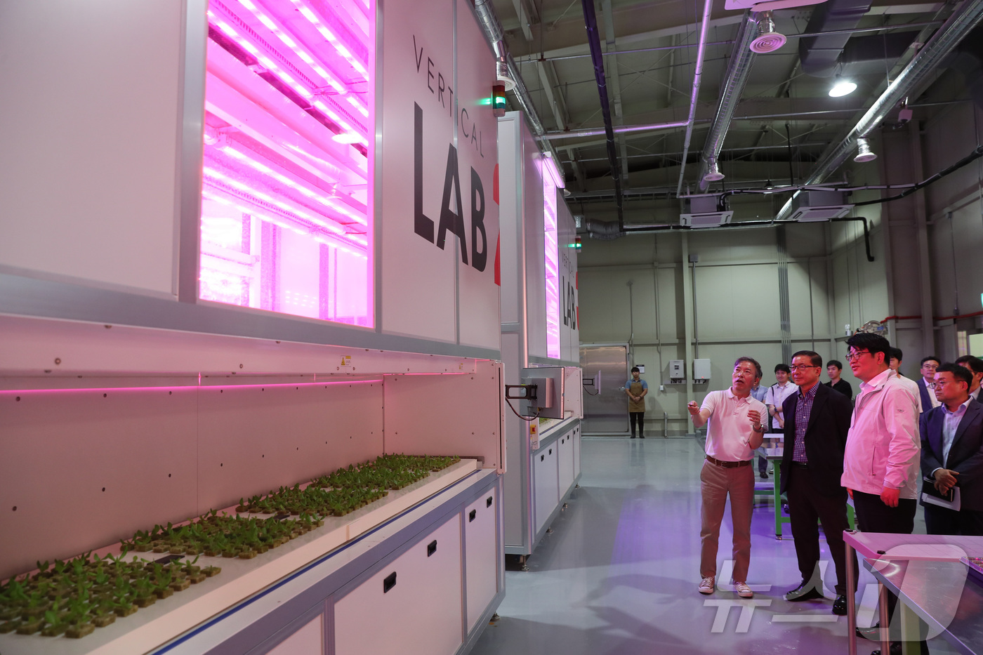 (서울=뉴스1) = 권재한 농촌진흥청장이 12일 충남 천안시 연암대학교 그린테크 이노베이션센터를 방문해 스마트 농업 연구 현장을 둘러보고 있다. (농촌진흥청 제공. 재판매 및 DB …