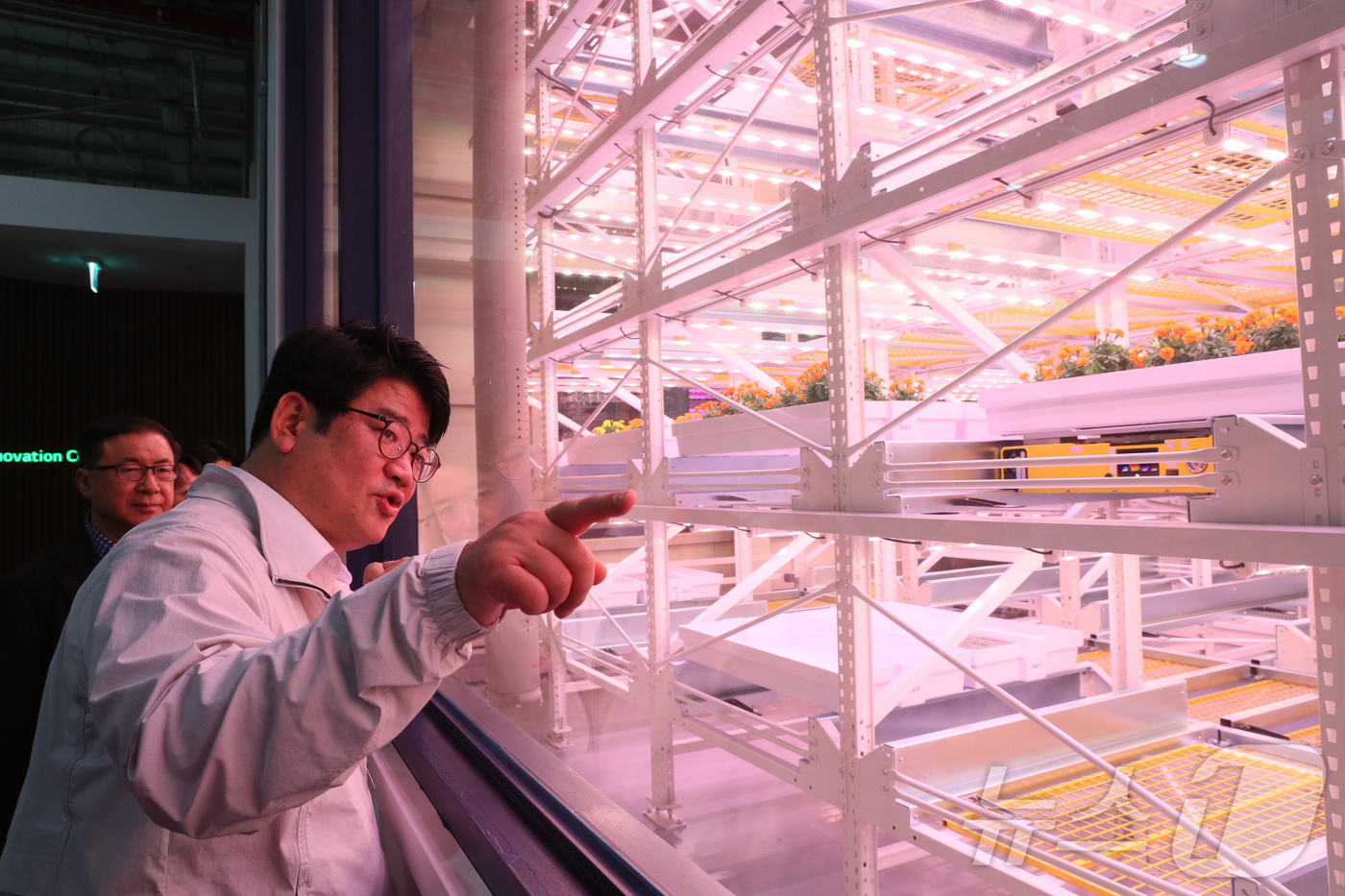 (서울=뉴스1) = 권재한 농촌진흥청장이 12일 충남 천안시 연암대학교 그린테크 이노베이션센터를 방문해 스마트 농업 연구 현장을 둘러보고 있다. (농촌진흥청 제공. 재판매 및 DB …