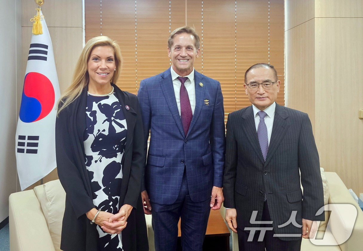 (서울=뉴스1) = 위성락 국가안보실장이 12일 서울 용산 대통령실 청사에서 방한한 베스 반 듀인 미국 공화당 하원의원(왼쪽), 리차드 맥코믹 하원의원과 면담하며 기념촬영을 하고 …