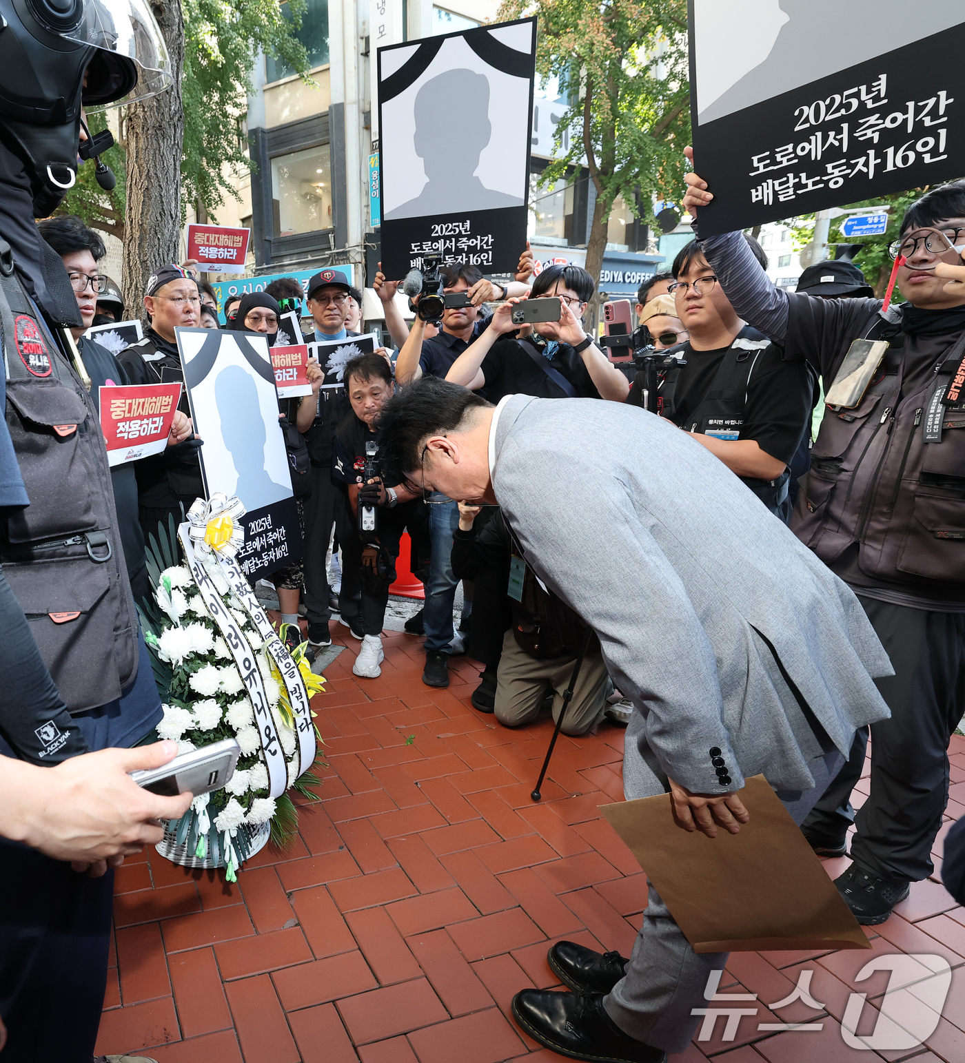 (서울=뉴스1) 오대일 기자 = 김영훈 고용노동부 장관이 12일 오후 서울 중구 민주노총에서 열린 간담회에 앞서 라이더유니온 조힙원들로부터 배달노동자 산재 사고 대책을 촉구하는 서 …