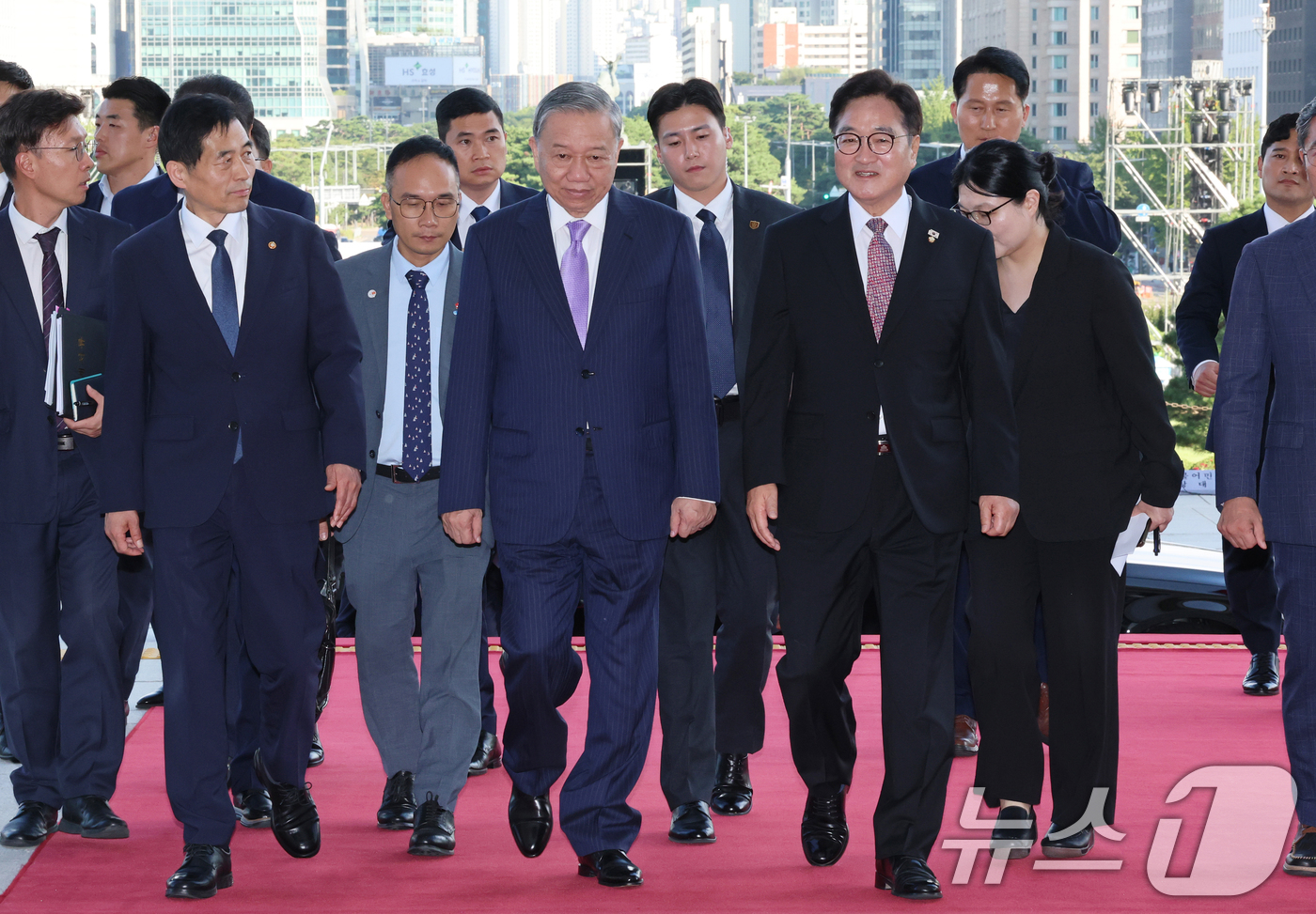 (서울=뉴스1) 국회사진기자단 = 우원식 국회의장이 12일 서울 여의도 국회에서 또 럼(To Lam) 베트남 당서기장을 영접, 함께 접견실로 향하고 있다. 2025.8.12/뉴스1 …