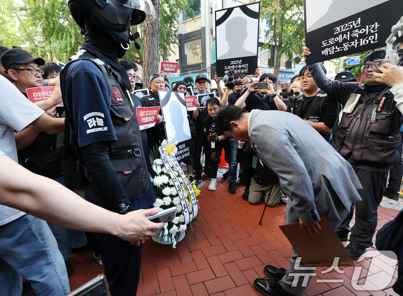 (서울=뉴스1) 오대일 기자 = 김영훈 고용노동부 장관이 12일 오후 서울 중구 민주노총에서 열린 간담회에 앞서 라이더유니온 조합원들로부터 배달노동자 산재 사고 대책을 촉구하는 서 …