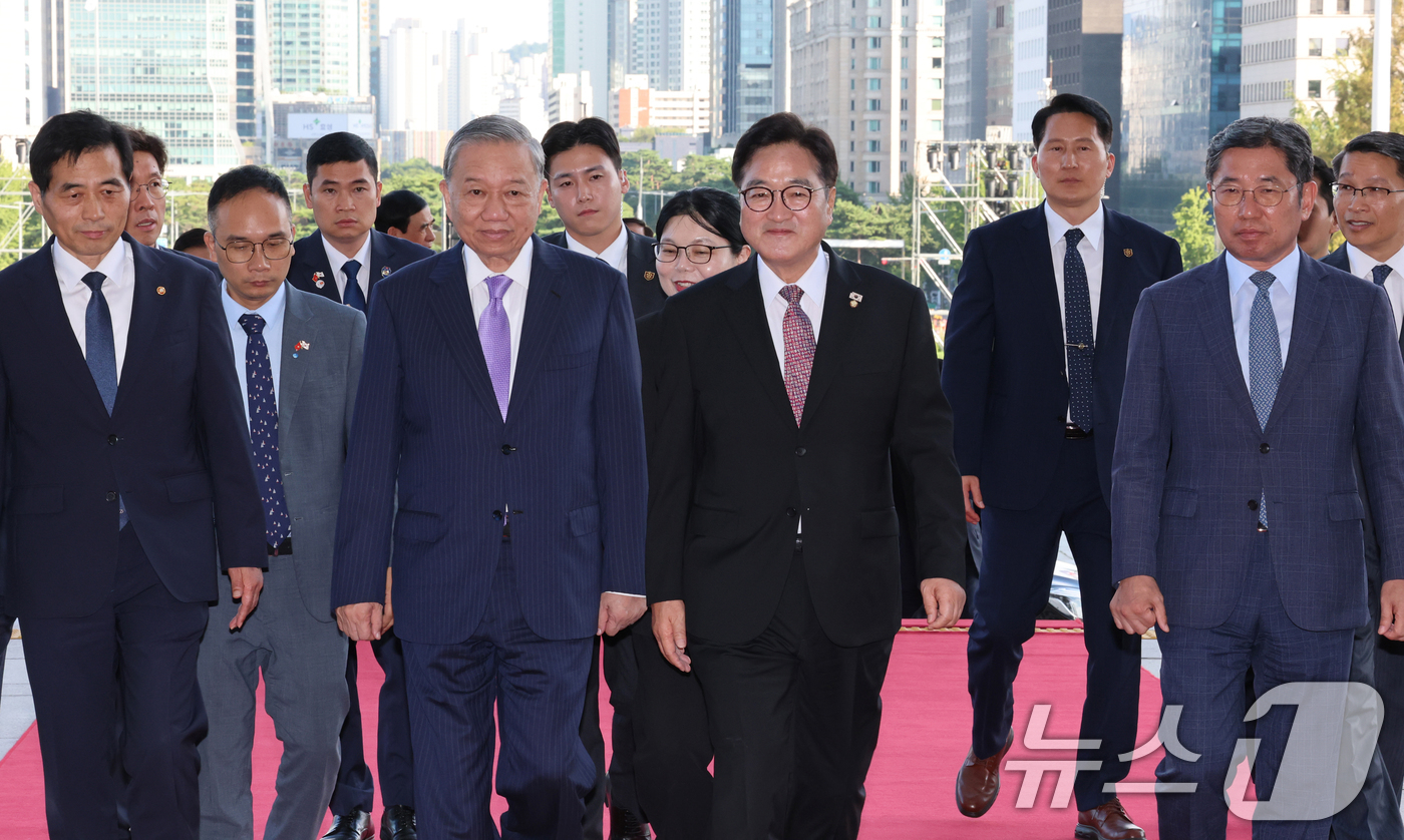 (서울=뉴스1) 국회사진기자단 = 우원식 국회의장이 12일 서울 여의도 국회에서 또 럼(To Lam) 베트남 당서기장을 영접, 함께 접견실로 향하고 있다. 2025.8.12/뉴스1 …