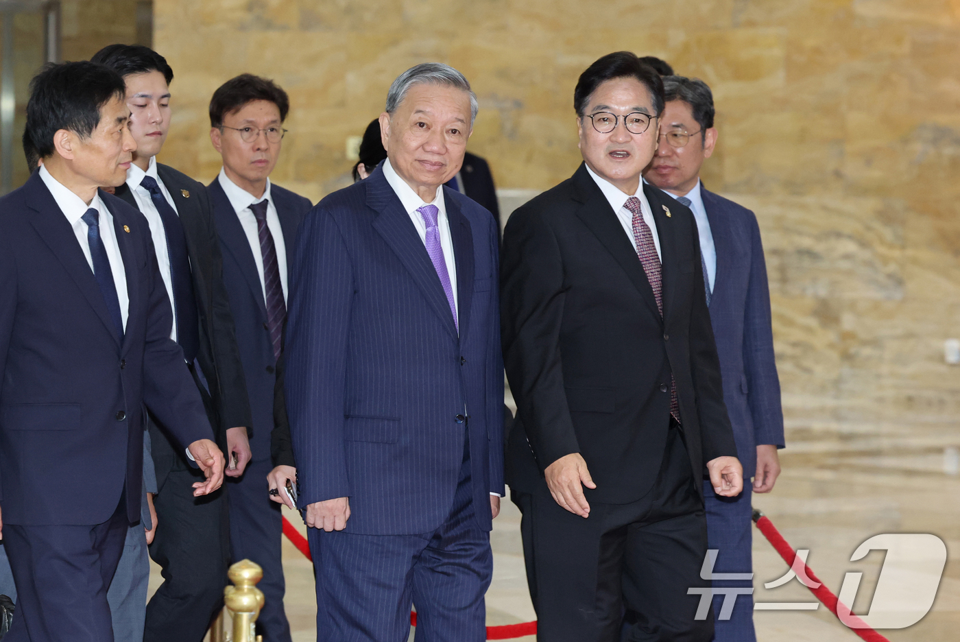 (서울=뉴스1) 국회사진기자단 = 우원식 국회의장이 12일 서울 여의도 국회에서 또 럼(To Lam) 베트남 당서기장과 함께 접견실로 향하고 있다. 2025.8.12/뉴스1