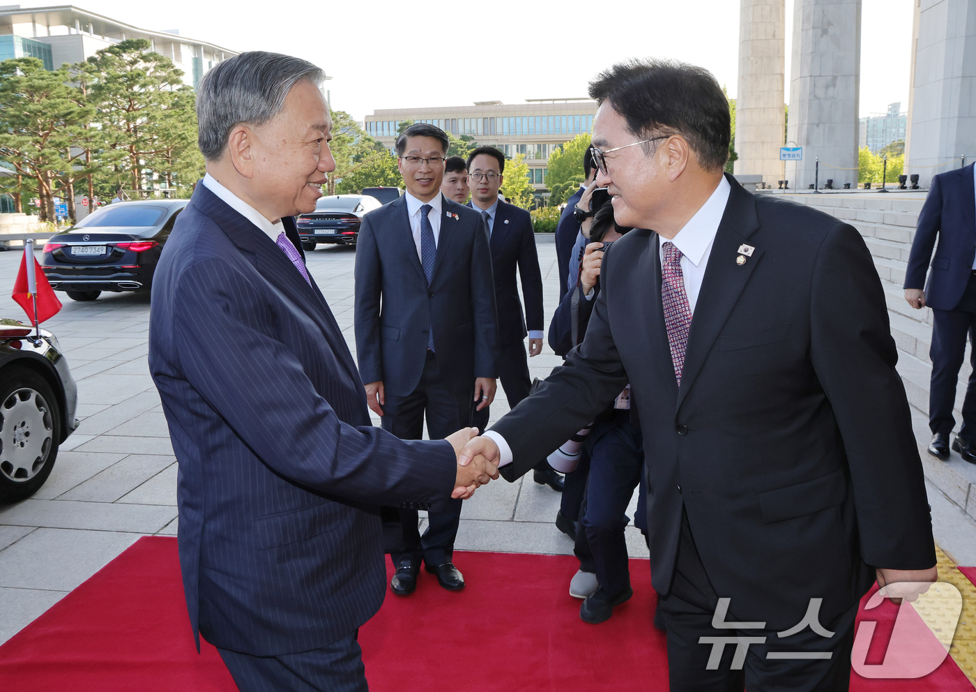 (서울=뉴스1) 국회사진기자단 = 우원식 국회의장이 12일 서울 여의도 국회에서 또 럼(To Lam) 베트남 당서기장을 영접하고 있다. 2025.8.12/뉴스1