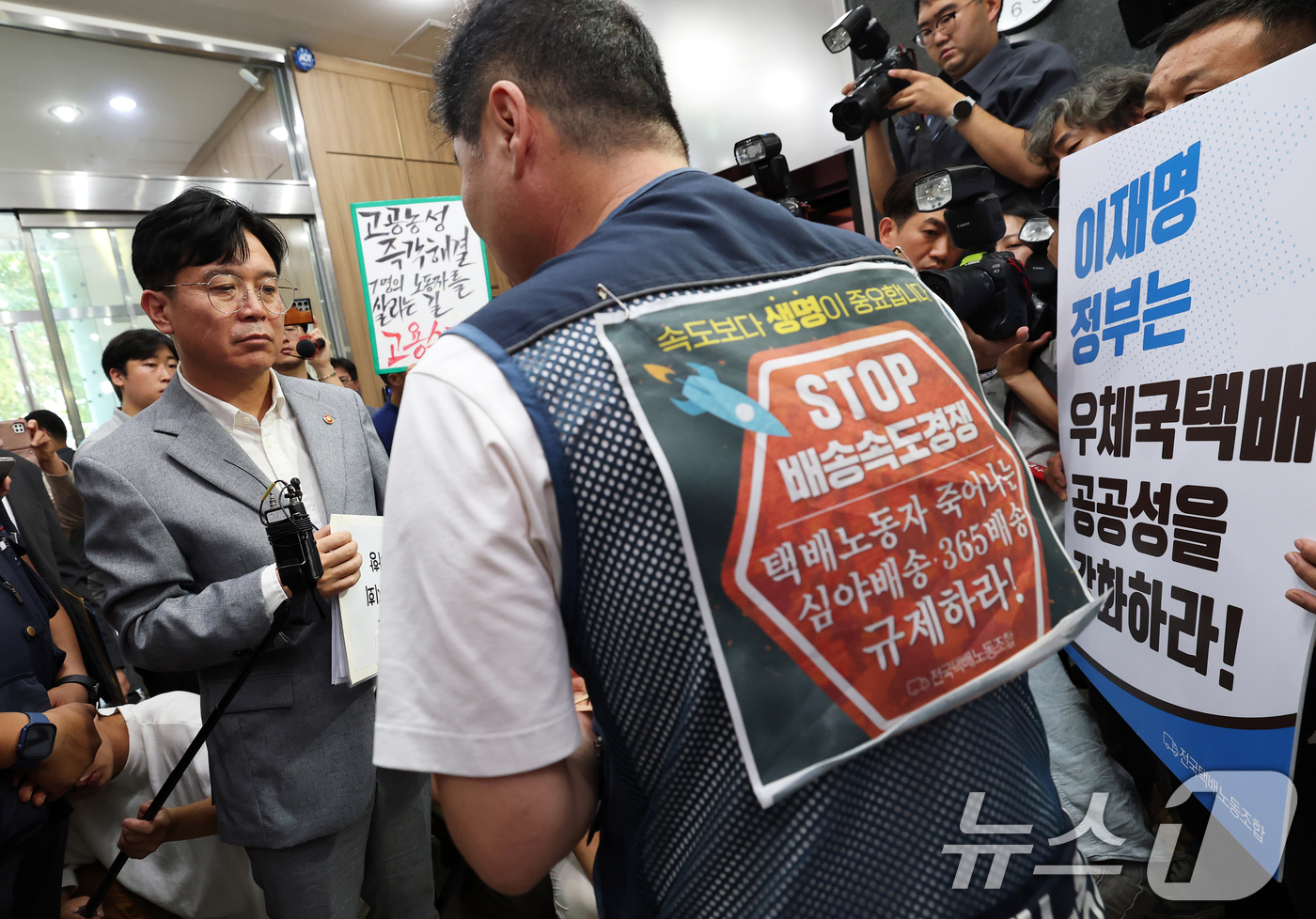 (서울=뉴스1) 오대일 기자 = 김영훈 고용노동부 장관이 12일 오후 서울 중구 민주노총에서 열린 간담회에 앞서 현장 조합원들의 목소리를 경청하고 있다.김 장관은 지난 2010년 …