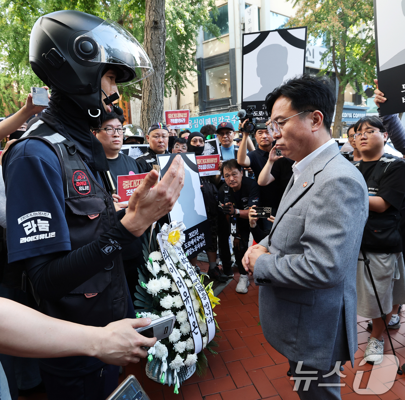 (서울=뉴스1) 오대일 기자 = 김영훈 고용노동부 장관이 12일 오후 서울 중구 민주노총에서 열린 간담회에 앞서 라이더유니온 조합원들과 대화하고 있다.김 장관은 지난 2010년 1 …