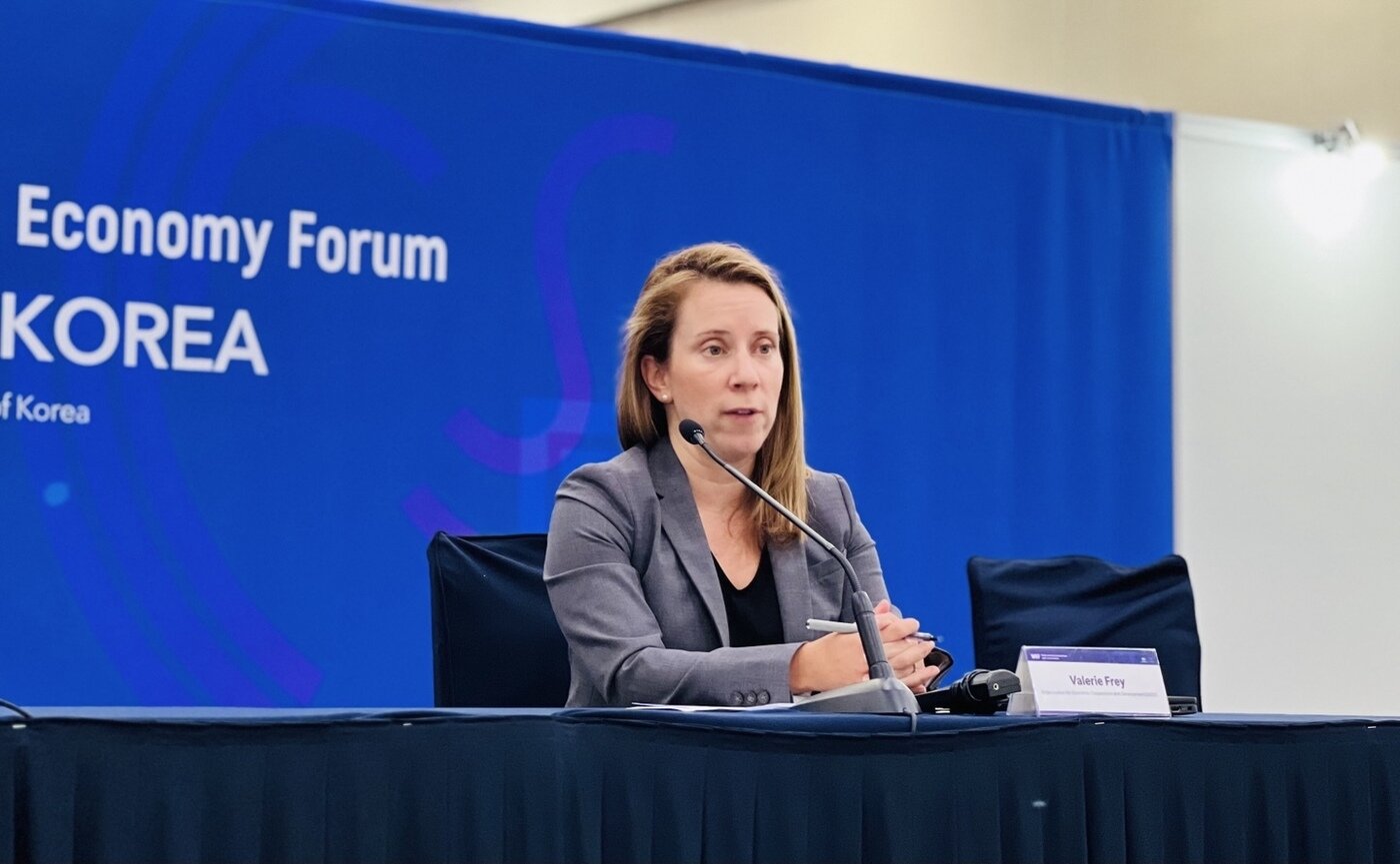 본문 이미지 - 발레리 프레이 경제협력개발기구&#40;OECD&#41; 선임 경제학자 및 사회 리스크 유닛 헤드가 12일 인천 송도컨벤시아에서 열린 APEC 여성경제회의&#40;WEF&#41;에서 질문에 답변하고 있다. &#40;여가부 제공&#41;