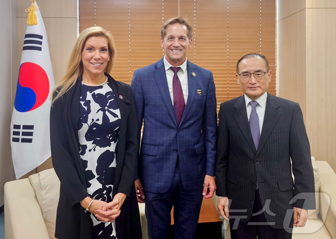 (서울=뉴스1) 이재명 기자 = 위성락 국가안보실장이 12일 서울 용산 대통령실 청사에서 미국 베스 반 듀인 하원의원, 리차드 맥코믹 하원의원과 기념촬영을 하고 있다. (대통령실 …