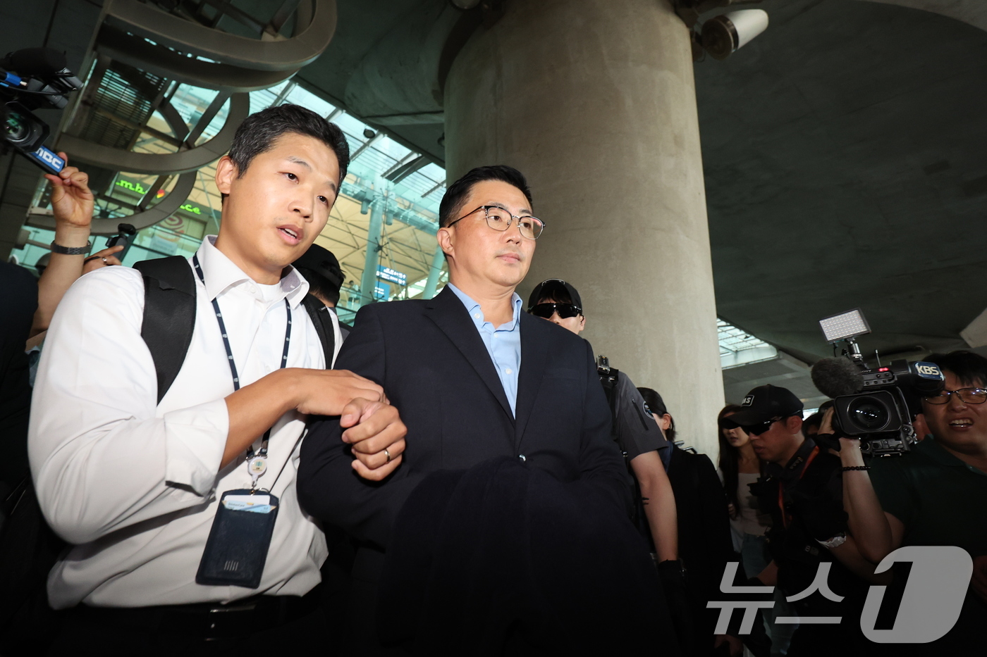 (인천공항=뉴스1) 박지혜 기자 = 김건희 여사 일가의 '집사'로 알려진 김예성 씨가 12일 인천국제공항을 통해 입국하고 있다.윤석열 전 대통령이 파면된 지난 4월 급작스럽게 베트 …