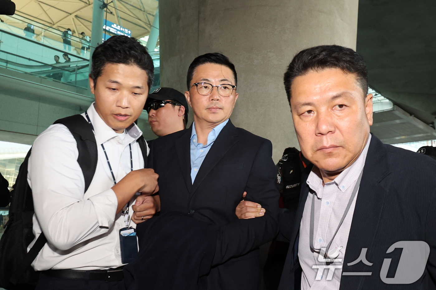 (인천공항=뉴스1) 박지혜 기자 = 김건희 여사 일가의 '집사'로 알려진 김예성 씨가 12일 인천국제공항을 통해 입국하고 있다.윤석열 전 대통령이 파면된 지난 4월 급작스럽게 베트 …