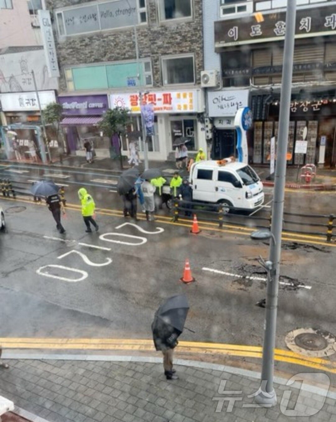 본문 이미지 - 12일 낮 12시쯤 전남 여수시 중앙동 이순신광장 일대에 내린 폭우로 도로가 침수돼 있다.(독자 제공. 재판매 및 DB 금지)