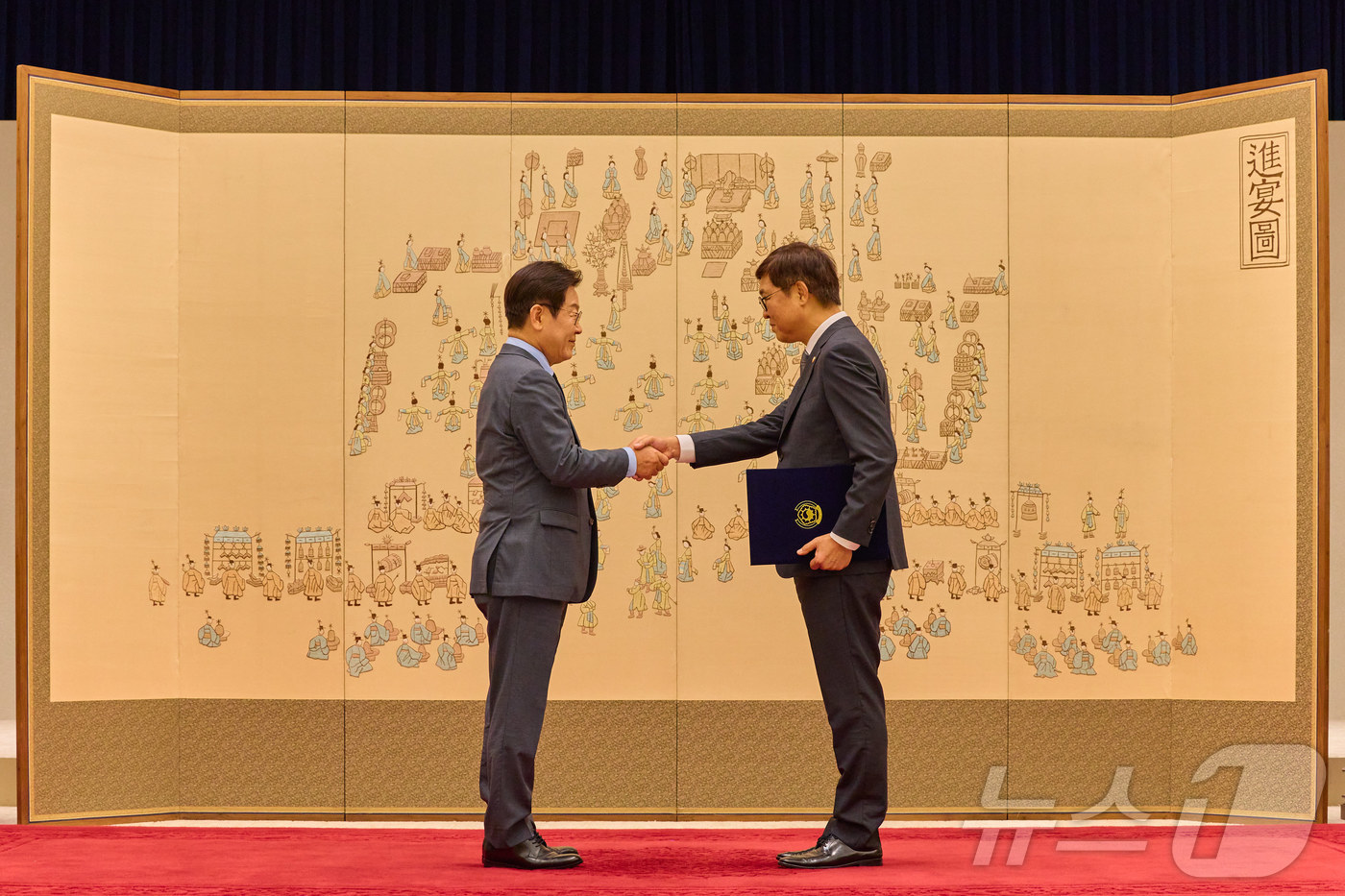 (서울=뉴스1) 이재명 기자 = 이재명 대통령이 12일 서울 용산 대통령실 청사에서 열린 신임 국무위원 임명장 수여식에서 최휘영 문화체육관광부 장관에게 임명장을 수여하고 있다. ( …