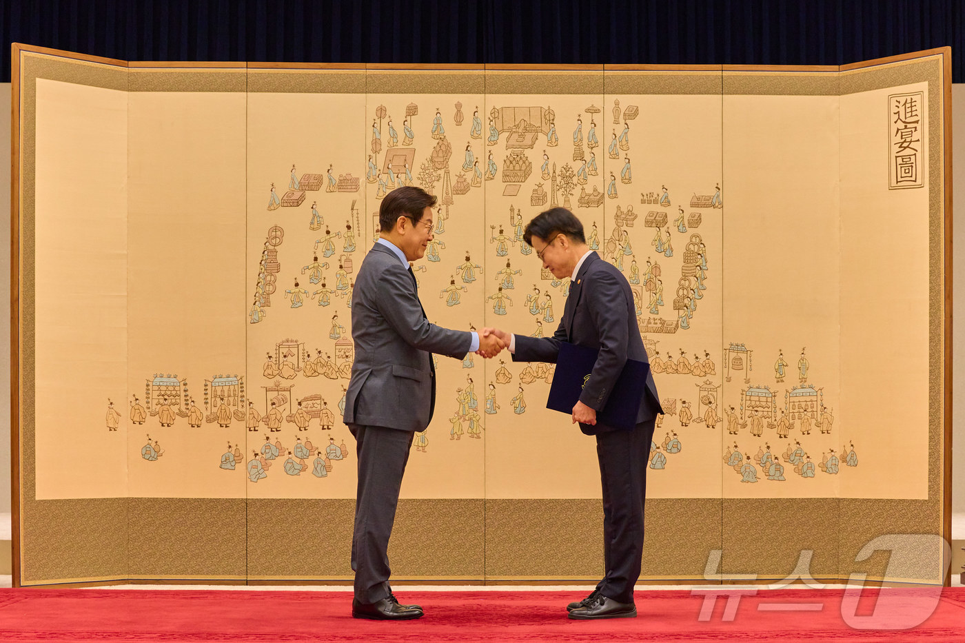 (서울=뉴스1) 이재명 기자 = 이재명 대통령이 12일 서울 용산 대통령실 청사에서 열린 신임 국무위원 임명장 수여식에서 김정관 산업통상자원부 장관에게 임명장을 수여하고 있다. ( …