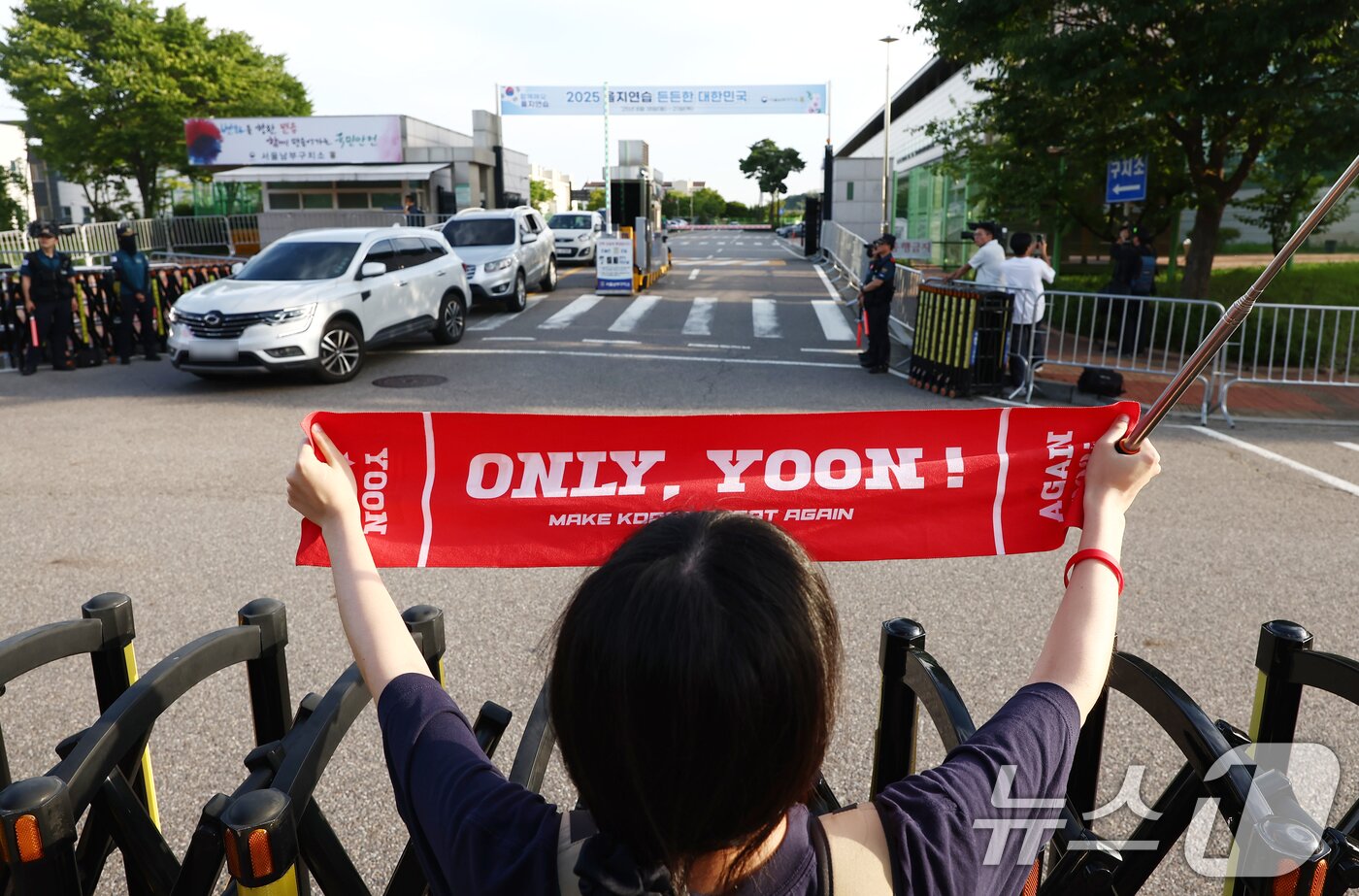 본문 이미지 - 12일 오후 윤석열 대통령 전 부인 김건희 여사가 구속 전 피의자 심문을 마치고 영장 심사 결과를 기다리고 있는 서울남부구치소 앞에서 한 지지자가 "김건희 여사 힘내세요＂를 외치고 있다. 2025.8.12/뉴스1 ⓒ News1 김민지 기자