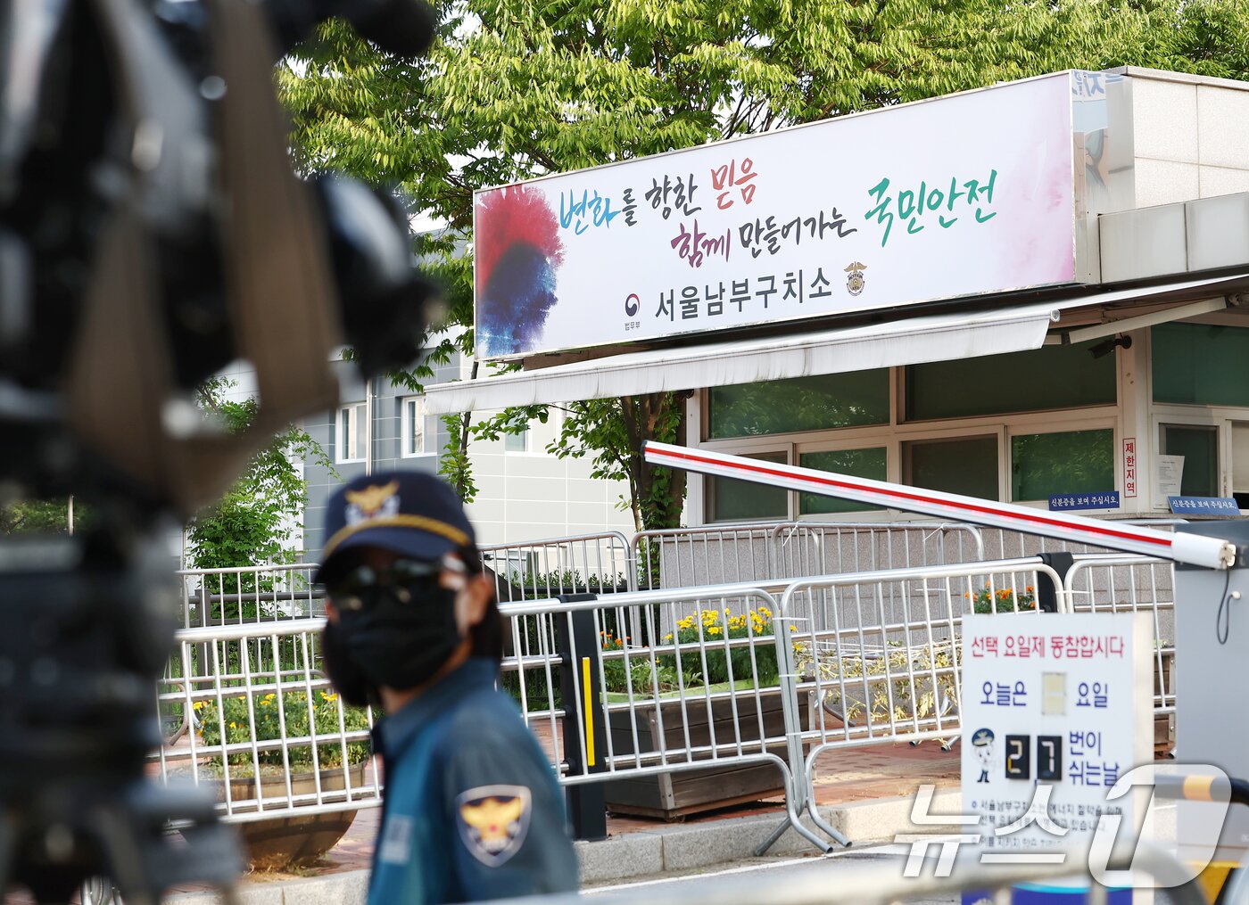 본문 이미지 - 12일 오후 윤석열 대통령 전 부인 김건희 여사가 구속 전 피의자 심문을 마치고 영장 심사 결과를 기다리고 있는 서울남부구치소 앞에서 경찰이 경계 근무를 서고 있다. 2025.8.12/뉴스1 ⓒ News1 김민지 기자