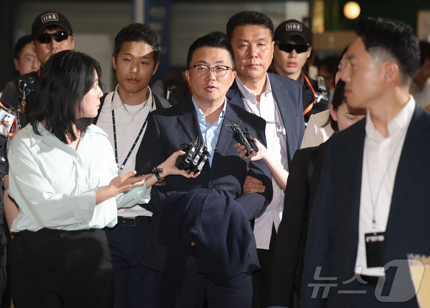 본문 이미지 - 김건희 여사 일가의 &#39;집사&#39;로 지목된 김예성씨가 12일 인천국제공항 제1여객터미널을 통해 입국한 뒤 민중기 특별검사팀에 체포돼 이동하고 있다. &#40;공동취재&#41; 2025.8.12/뉴스1 ⓒ News1 박지혜 기자