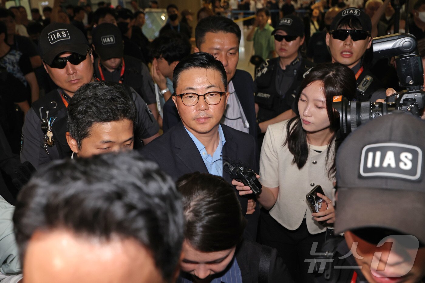 본문 이미지 - 김건희 여사 일가의 &#39;집사&#39;로 지목된 김예성씨가 12일 인천국제공항 제1여객터미널을 통해 입국한 뒤 민중기 특별검사팀에 체포돼 이동하고 있다. &#40;공동취재&#41; 2025.8.12/뉴스1 ⓒ News1 박지혜 기자