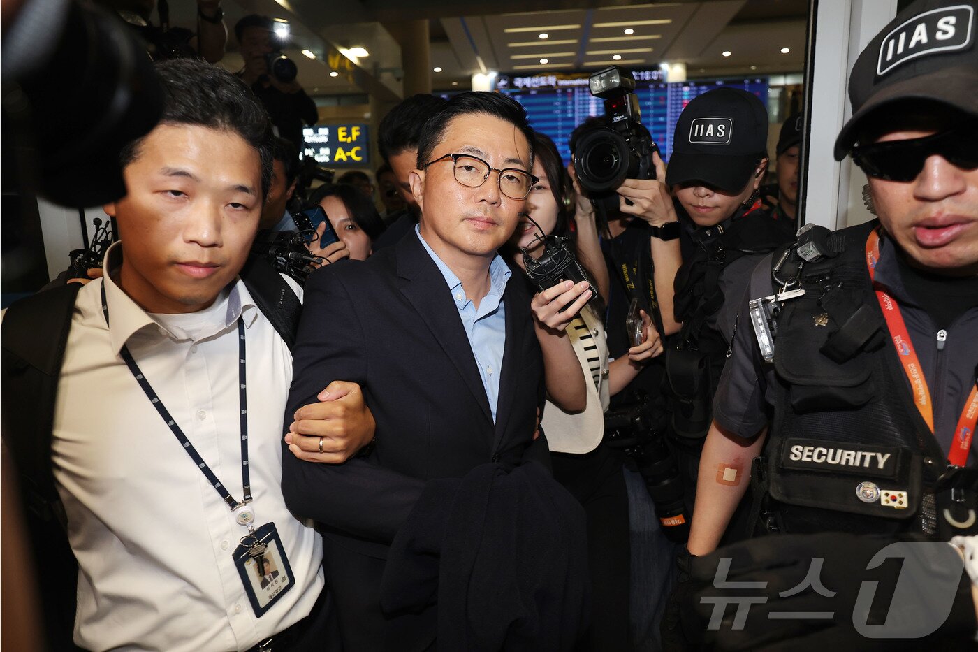 본문 이미지 - 김건희 여사 일가의 &#39;집사&#39;로 지목된 김예성씨가 12일 인천국제공항 제1여객터미널을 통해 입국한 뒤 민중기 특별검사팀에 체포돼 이동하고 있다.&#40;공동취재&#41; 2025.8.12/뉴스1 ⓒ News1 박지혜 기자