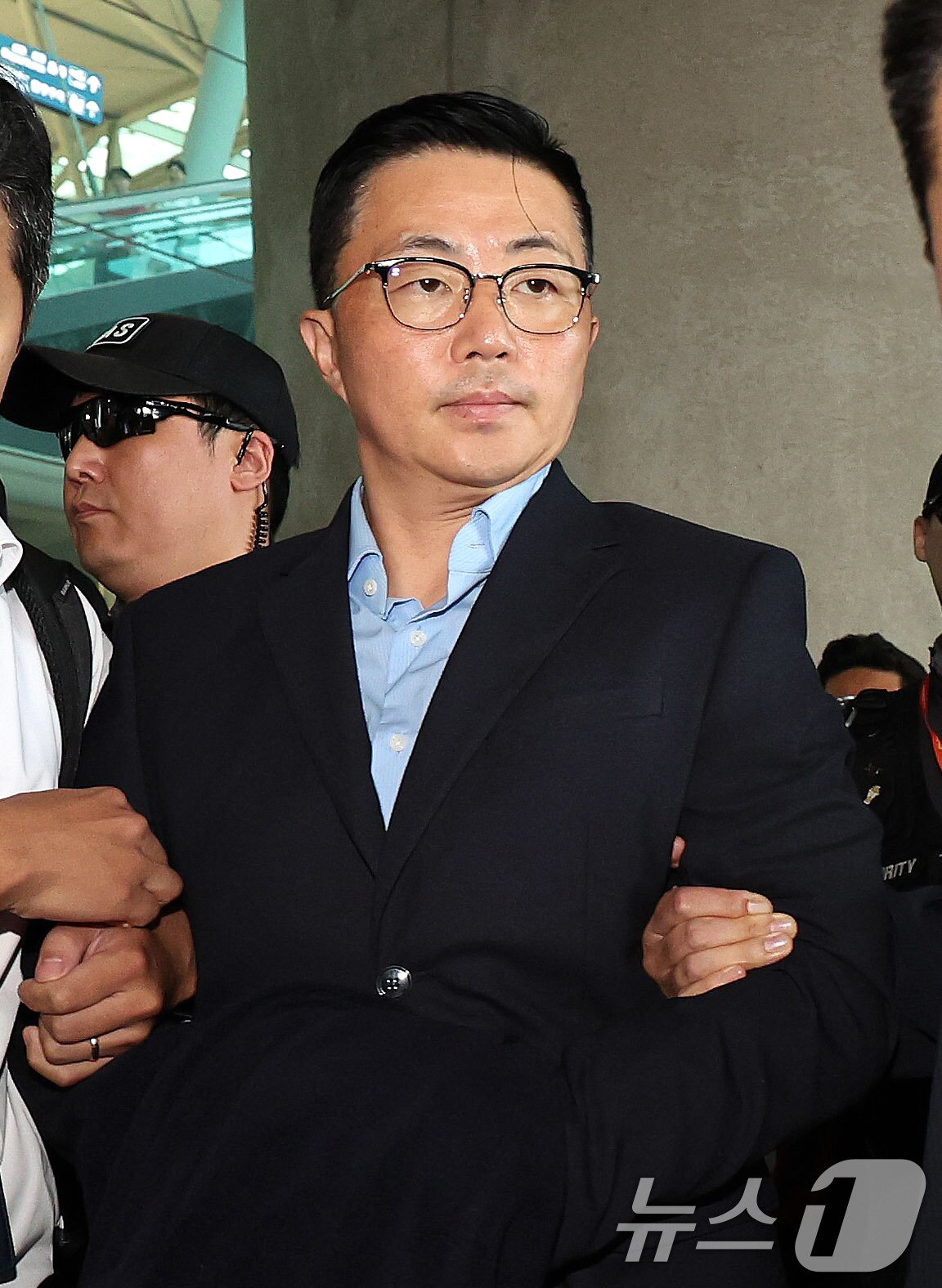 본문 이미지 - 김건희 여사 일가의 &#39;집사&#39;로 지목된 김예성씨가 12일 인천국제공항 제1여객터미널을 통해 입국한 뒤 민중기 특별검사팀에 체포돼 이동하고 있다. 2025.8.12/뉴스1 ⓒ News1 박지혜 기자