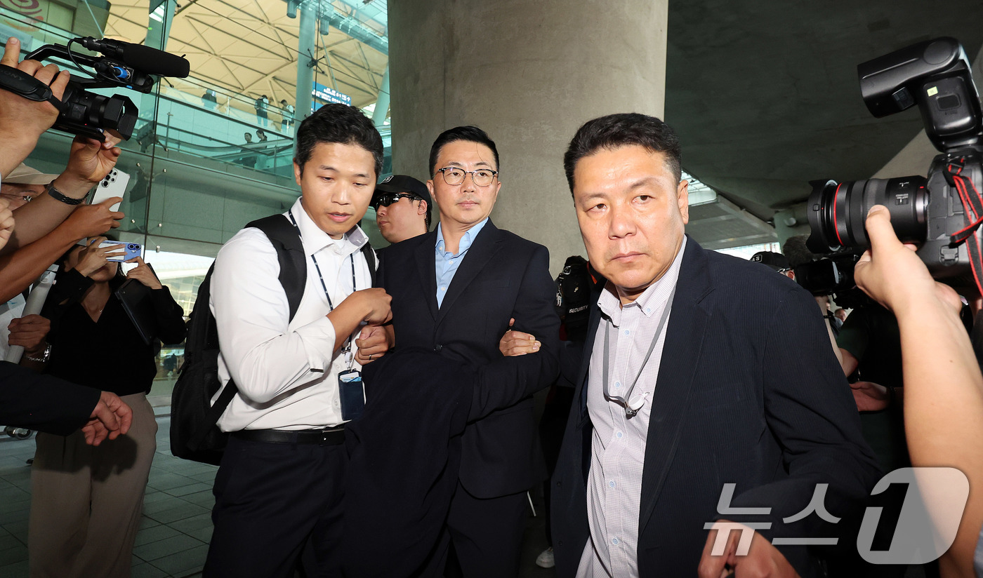 (인천공항=뉴스1) 박지혜 기자 = 김건희 여사 일가의 '집사'로 알려진 김예성 씨가 12일 인천국제공항을 통해 입국하고 있다.윤석열 전 대통령이 파면된 지난 4월 급작스럽게 베트 …