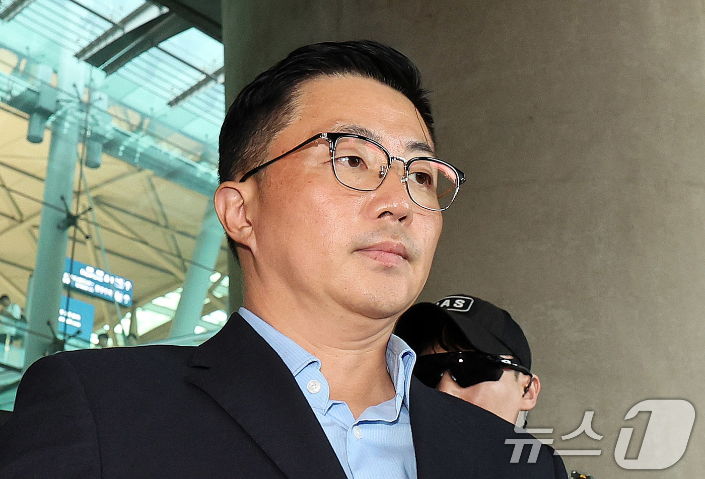 (인천공항=뉴스1) 박지혜 기자 = 김건희 여사 일가의 '집사'로 지목된 김예성씨가 12일 인천국제공항 제1여객터미널을 통해 입국한 뒤 민중기 특별검사팀에 체포돼 이동하고 있다. …