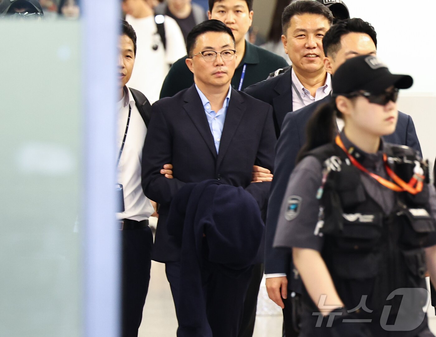 본문 이미지 - 김건희 여사 일가의 '집사'로 지목된 김예성씨가 12일 인천국제공항 제1여객터미널을 통해 입국한 뒤 민중기 특별검사팀에 체포돼 이동하고 있다. (공동취재) 2025.8.12/뉴스1 ⓒ News1 박지혜 기자
