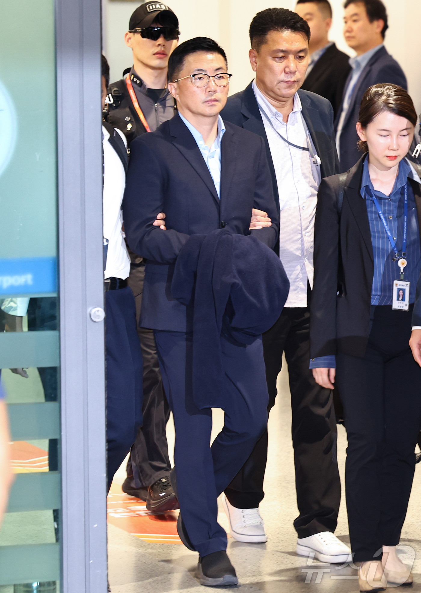 (인천공항=뉴스1)  박지혜 기자 = 김건희 여사 일가의 '집사'로 지목된 김예성씨가 12일 인천국제공항 제1여객터미널을 통해 입국한 뒤 민중기 특별검사팀에 체포돼 이동하고 있다. …