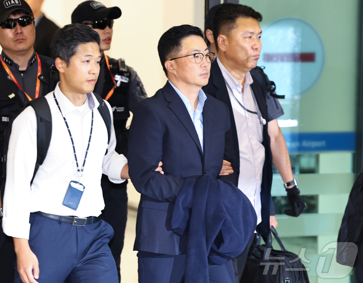 (인천공항=뉴스1)  박지혜 기자 = 김건희 여사 일가의 '집사'로 지목된 김예성씨가 12일 인천국제공항 제1여객터미널을 통해 입국한 뒤 민중기 특별검사팀에 체포돼 이동하고 있다. …