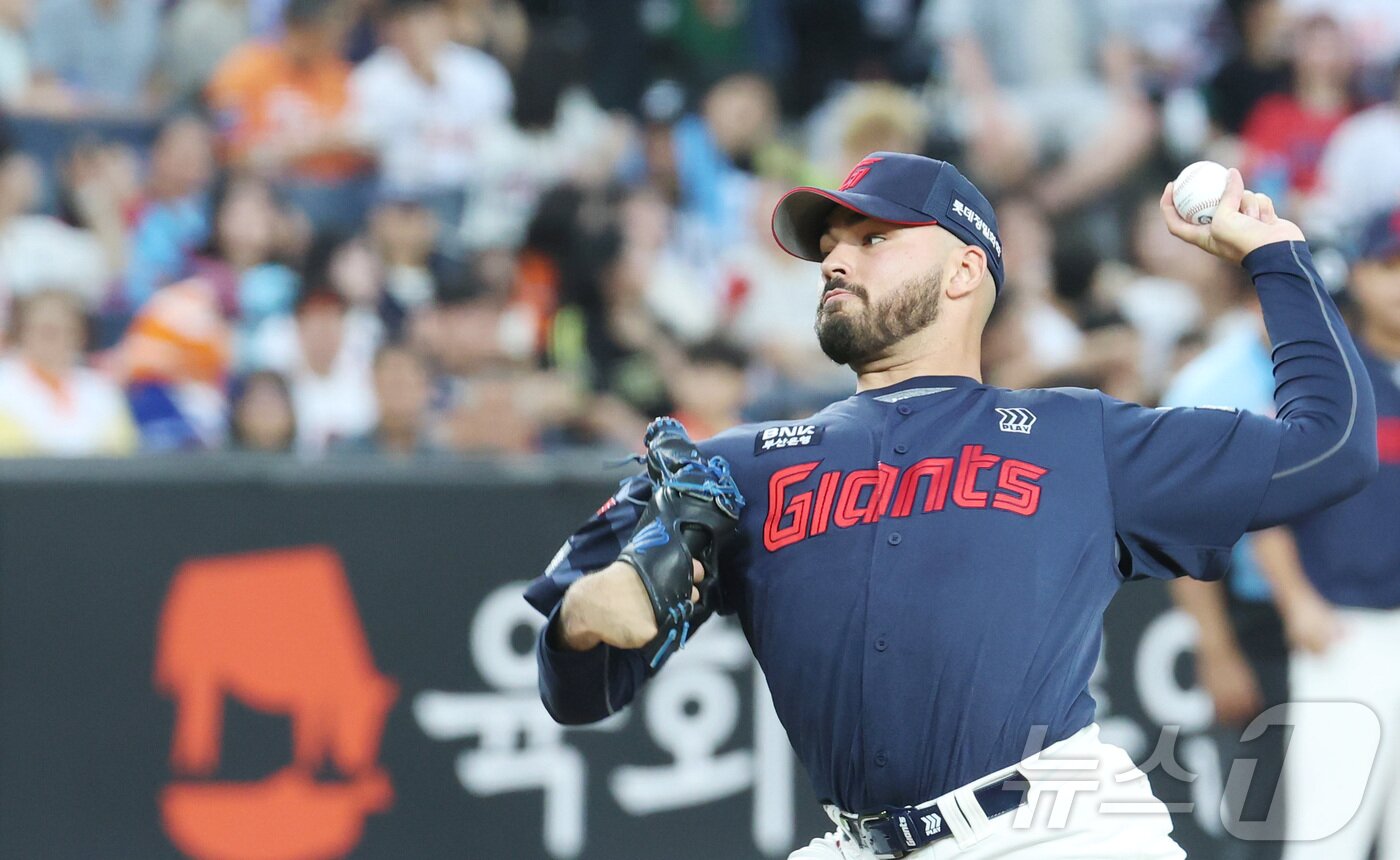 본문 이미지 - 12일 대전 한화생명볼파크에서 열린 프로야구 '2025 신한 SOL 뱅크 KBO리그' 한화이글스 대 롯데자이언츠 경기에서 롯데 선발 감보아가 투구하고 있다 2025.8.12/뉴스1 ⓒ News1 김기남 기자