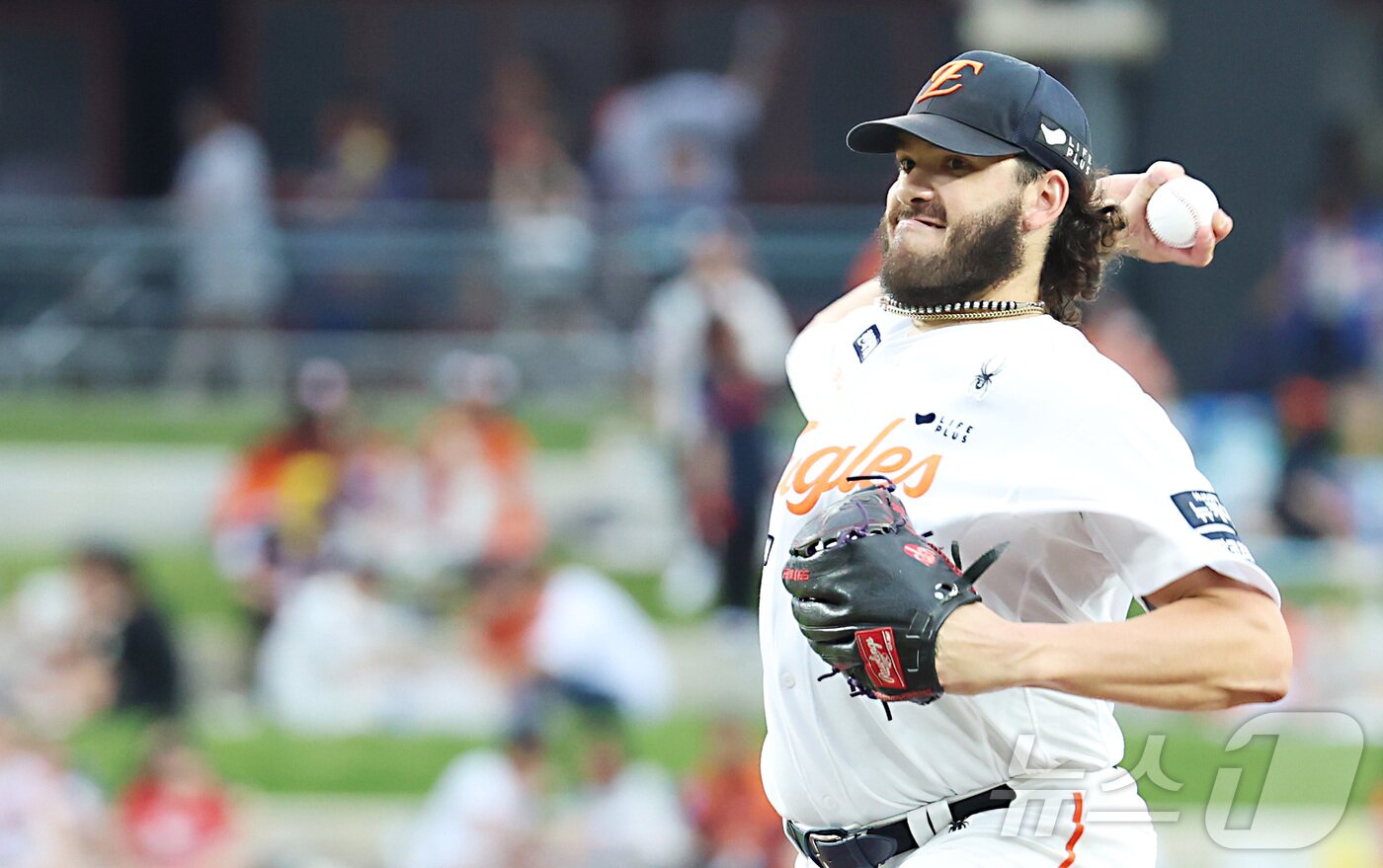 본문 이미지 - 12일 대전 한화생명볼파크에서 열린 프로야구 &#39;2025 신한 SOL 뱅크 KBO리그&#39; 한화이글스 대 롯데자이언츠 경기에서 한화 선발 폰세가 투구하고 있다. 2025.8.12/뉴스1 ⓒ News1 김기남 기자