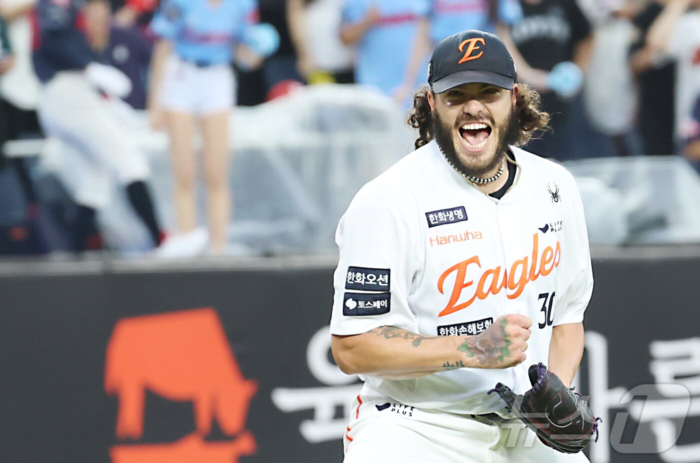 본문 이미지 - 12일 대전 한화생명볼파크에서 열린 프로야구 &#39;2025 신한 SOL 뱅크 KBO리그&#39; 한화이글스 대 롯데자이언츠 경기에서 한화 선발 폰세가 1회초 위기를 넘기며 환호하고 있다. 2025.8.12/뉴스1 ⓒ News1 김기남 기자